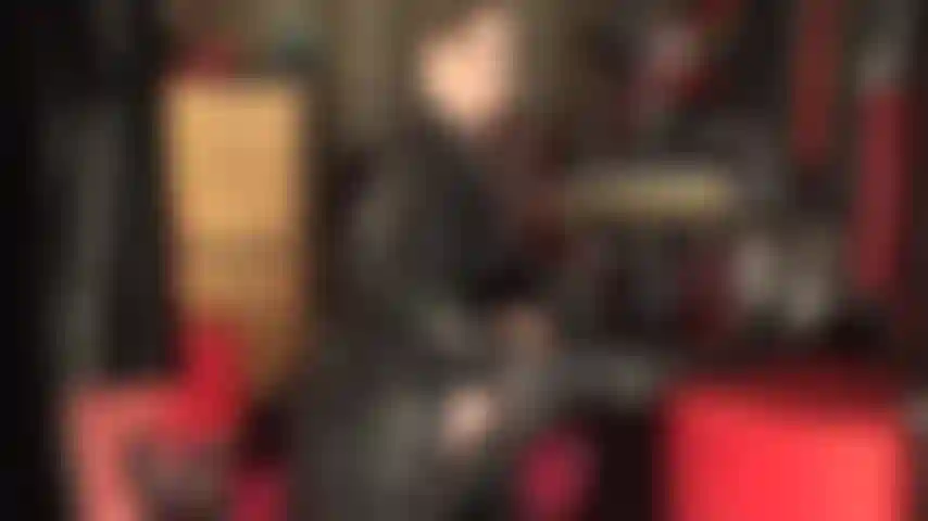 Eine göttin in schenkelhohen lederstiefeln, einem knielangen mantel und handschuhen, die so weich sind, dass sie nur davon träumen können, von ihnen gereizt zu werden …