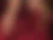 Nahaufnahme von baumelnden heißen roten lederpumps und schuhspiel.