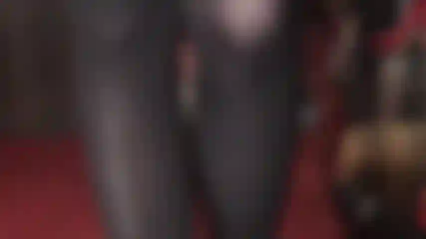 Die herrin verlangt, dass ihre schuhe geputzt werden. Mit der peitsche in der hand zeigt die herrin dir, wo deine zunge hingehört. Wenn du es richtig machst, wirst du von diesen absätzen nicht getreten.