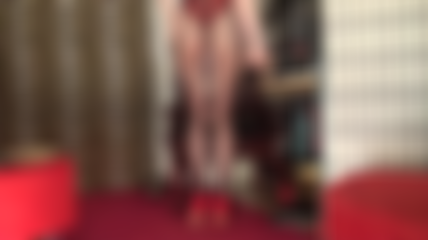 Strumpfhosen-arschverehrung mit strapon und handjob.