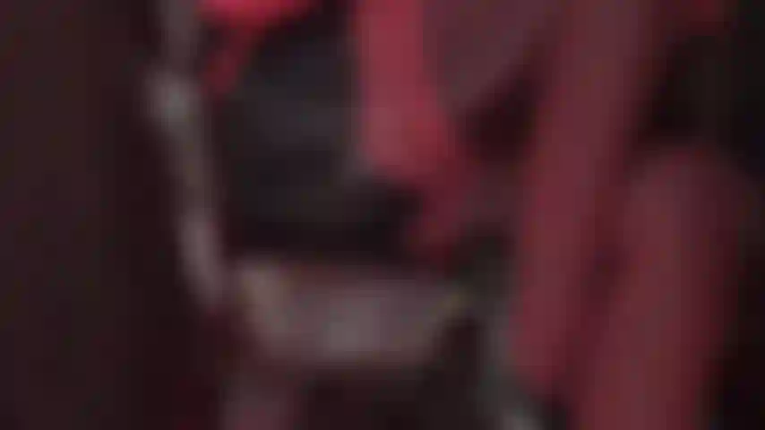 Femdom-verführung mit sinnlichen strümpfen – herrin vivian heizt in roten strumpfhaltern mit naht und glänzenden schwarzen leohex-spandex-strumpfhosen ein.