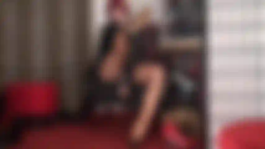 Sexy stilettos und ein riesiger schwanz machen dich richtig an. Herrin vivian wichst ihren dicken, fleischigen gummischwanz und steckt dir diese sexy langen heels in den mund. Mach dich bereit, dieses leckere sperma zu schlucken.