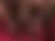 Fußfetisch und strapon-anbetung – hauchdünne schwarze strumpfhosen wölben sich neckisch in lederpumps und ohne, mit einem großen weißen gummischwanz, der zwischen den beinen der herrin baumelt und ohne.