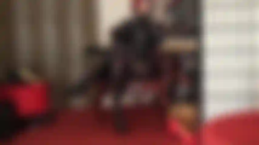 Unter dem glanzzauber von herrin vivian – glänzende schwarze kleidung ist ihre größte schwäche. Das pvc reflektiert das licht, der stiefelabsatz schwingt auf und ab … die subtilen und sinnlichen bewegungen der herrin haben sie hypnotisiert.