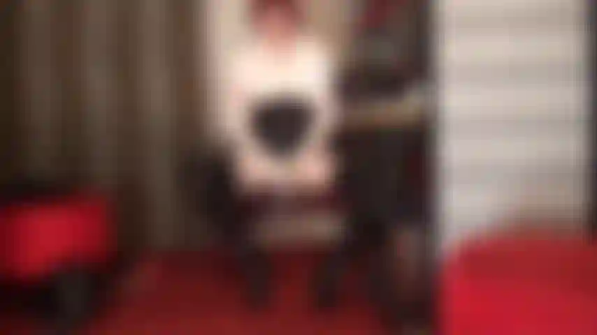 Poppers und strap-on. Schnüffel und lutsche! Herrin hat einen großen strap-on mit deinem namen drauf. Komm her, meine poppers-hure, und lutsch meinen schwanz.