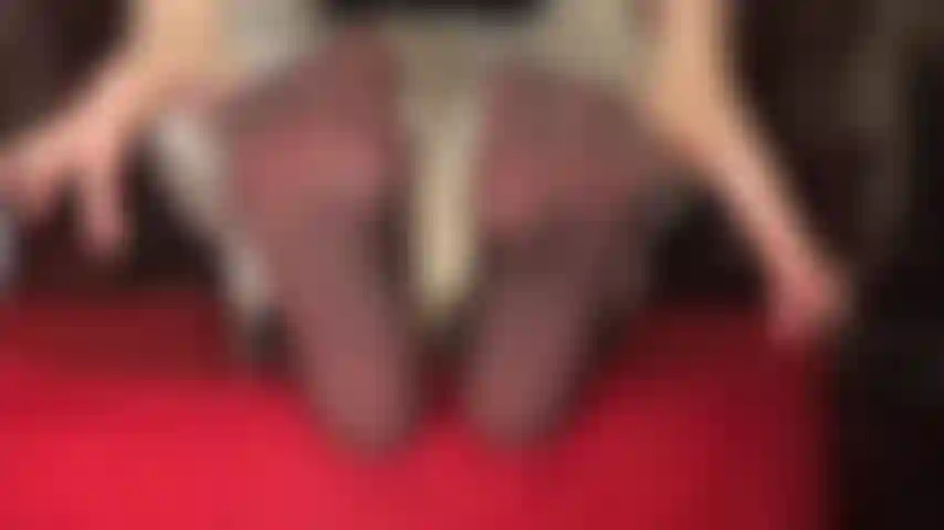 Weiße jeans und hauchdünne schwarze nylonsohlen – sexy strumpfhosenfüße wackeln aus weißen jeans.