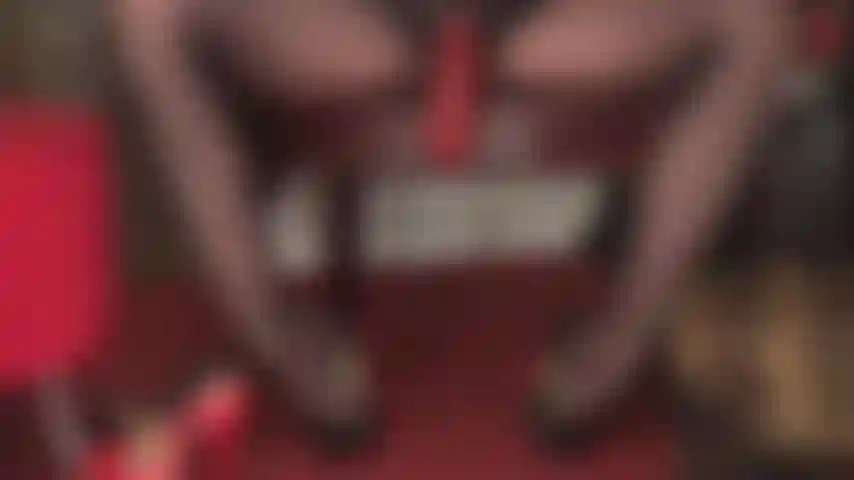 Der große rote, dicke rote schwanz der herrin, der zwischen ihren glänzenden strumpfhosenbeinen steckt, erregt sicherlich ihre aufmerksamkeit. Beten sie den schwanz der herrin unter dem schreibtisch an.