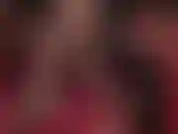 Die deinen sklavenschwanz langsam mit meinen seidig weichen, schwarzen strümpfen neckt und dich zwischen meinen überkreuzten nylonbeinen gefangen hält.