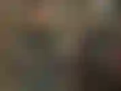 Eine göttin der latexverehrung. Eine herrin, die von kopf bis fuß in sexy, glänzendes gummi gekleidet ist, einschließlich einer transparenten kapuze, langen handschuhen und einem latexhut.