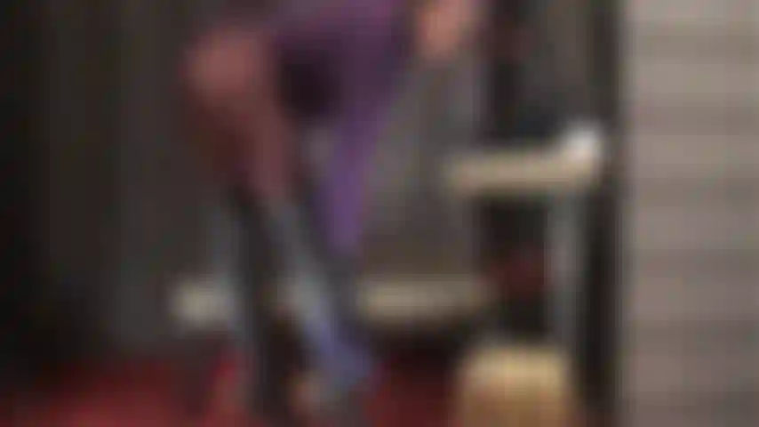 Satinhöschen werden verwendet, um die wunderschönen schwarzen lederstiefel der herrin zu polieren.