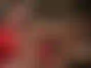 Hübsche weiße satinhandschuhe betonen sinnlich die beine und füße in den mehrlagigen strumpfhosen.