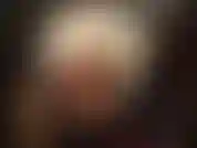 Eine arrogante herrin mit einem riesigen schwarzen strap-on, einer sonnenbrille und einem pelzmantel. Ja, du schlampe, du wirst nur deine kehle benutzen, um das sperma aus meinem schwanz und jedem anderen schwanz, auf den ich zeige, zu massieren.