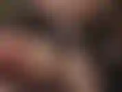 Glänzende spitzenstrümpfe über dunkelbraunen, glänzenden strumpfhosen, mit lederhandschuhen aufgereizt. Ich wette, du würdest deinen schwanz gerne zwischen die weichen nylonschichten schieben.