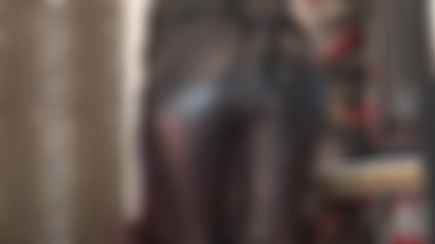Lederanbetung, handjob – ganz in schwarzes leder gekleidet, streichelt und versohlt die herrin deinen schwanz und reibt ihn an ihrem wundervollen lederhosenarsch.