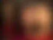 Arsch- und fußfetisch in glänzenden strumpfhosen und einem riesigen schwarzen strapon zwischen den fußsohlen der herrin. Küss meinen schwanz, meine füße und meinen arsch.