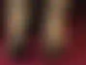 Füße in gummistrümpfen und riemchensandalen mit offenen zehen.