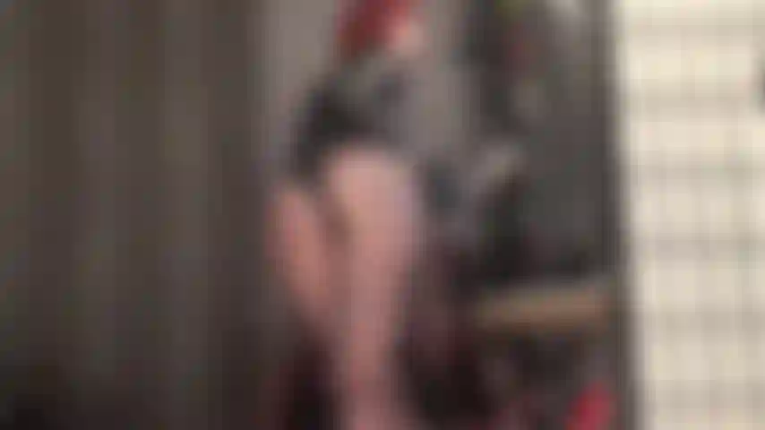 Es wird besonders glänzend – arschverehrung mit überkreuzten beinen in netzstrumpfhosen mit verführerischer rücknaht und pvc-bodysuit, dann pvc-minirock.