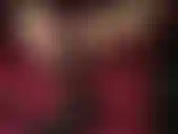 Footjob mit nackten füßen und rot lackierten zehennägeln auf einem schwarzen dildo. – Gönnen sie sich diesen seltenen clip mit rot lackierten zehennägeln.