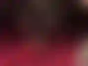 Baumelnde nahaufnahme in rot und schwarz – schwarze nylons und rote glänzende absätze sind die beste kombination. Schau der baumelnden königin zu, wie sie diese sexy pumps schwingt.