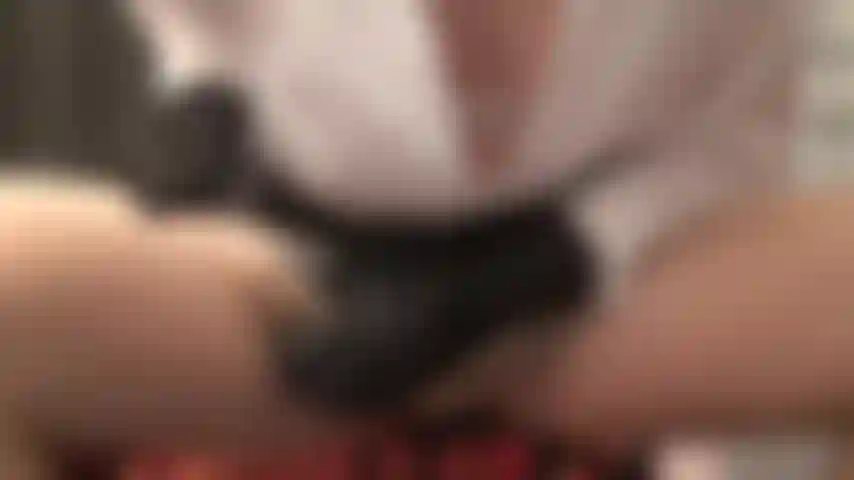 Streichle ihren großen, schönen, geäderten schwanz in glänzenden hautfarbenen strumpfhosen. Als würde er jeden moment platzen und er muss von deinem mund gefüttert werden.