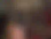 Latex, lange nackte beine und sexy lange finger in gummihandschuhen.