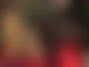 Heißes latex-outfit zum anbeten – rauchgrüner rock und bluse, schwarze lange handschuhe und transparente gummi-nahtstrümpfe mit roten kontrastabsätzen.