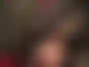 Gekleidet in sexy, glänzendes, enges, rauchgrünes und schwarzes gummi. Die herrin melkt den schwanz ihres sklaven mit strumpfhosenfüßen und latexhandschuhen.