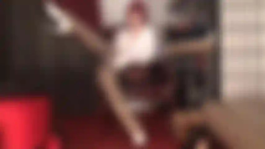 Blickdichte braune strumpfhosen und glänzende hellbraune strümpfe und diese hoch taillierten lavendelfarbenen hüfthalter sind genau das, was ihr schwanz jetzt braucht.