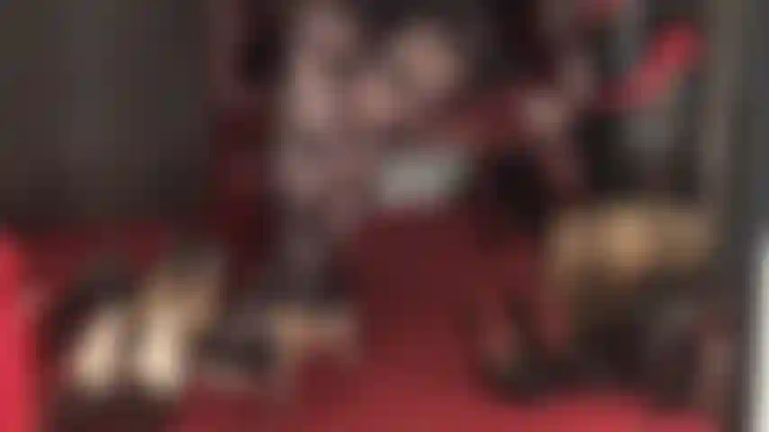 Strumpfhosen mit blumenmuster, high heels und fußfetisch.