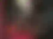 Eine latex-herrin enthüllt spitzenstrümpfe über einer strumpfhose. Verehre meine beine bis zu meinem strumpfhosenarsch.