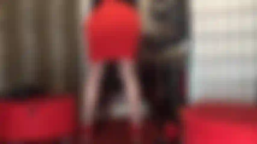 Transparente graue strumpfhosen mit naht, bedruckte strumpfhosenbeine und upskirt-ansichten. Das ist so eine hübsche, einzigartige strumpfhose zum anbeten.