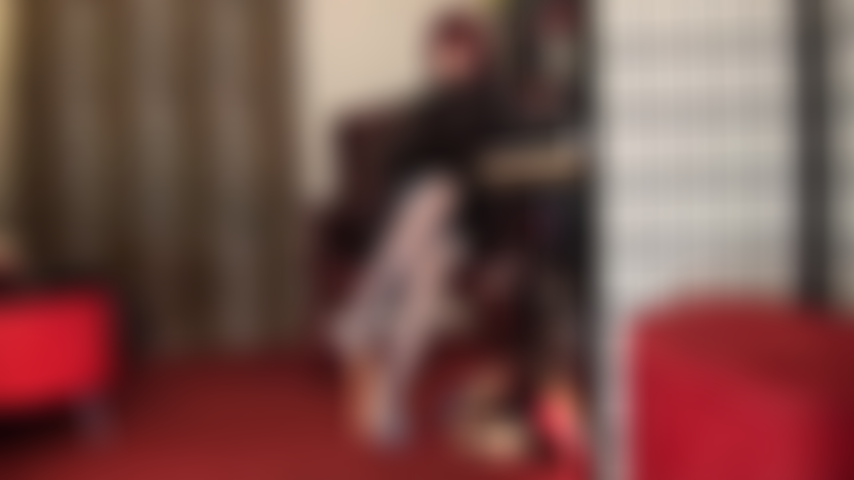 Blaue strümpfe reizen deinen schwanz und deine eier.