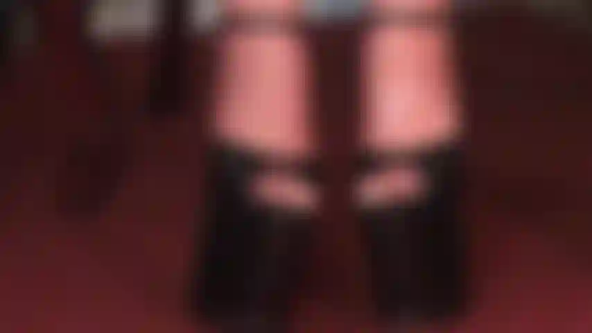 Latex-fußfetischismus in offenen plateau-heels – glänzende, glatte strümpfe aus latex in hohen fetisch-heels.