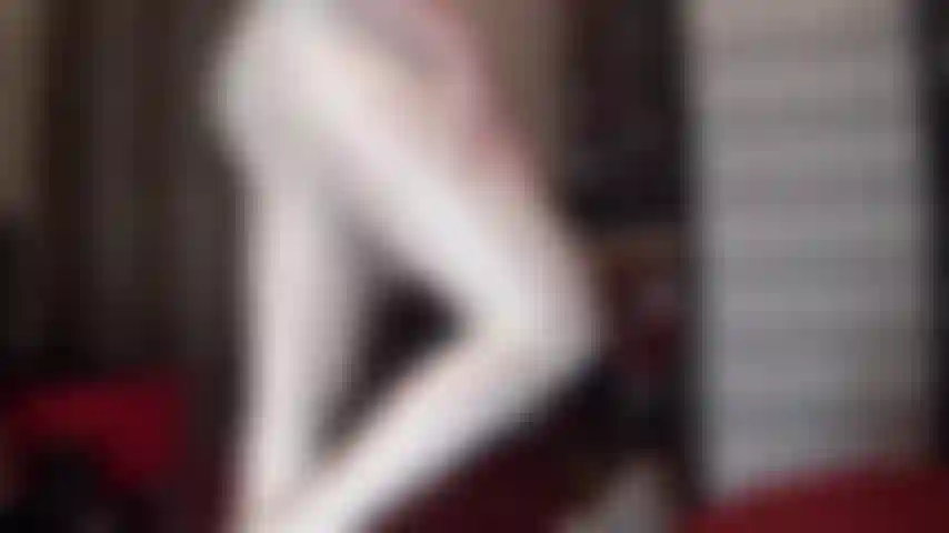 Ein latexfetischist und eine glänzende strumpfhose – schwarzes latex, weiße strumpfhosen und enge gummihandschuhe, die deinen schwanz bis zum letzten tropfen trockenmelken.