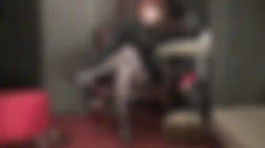 Herrin bringt sie mit ihrem sinnlichen strumpfhosen-fuß-teaser und lederhandschuhen an ihrer empfindlichsten stelle bis zum äußersten ...