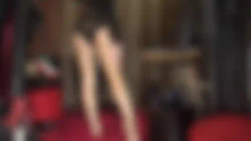 Superhochglänzende goldene strumpfhosenschichten, fußfetisch, riesiger schwarzer strap-on und weiße riemchensandalen.