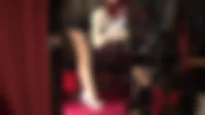 Prostatauntersuchung mit latexhandschuhen – herrin vivian als sexy latexkrankenschwester, die ihre finger in gummihandschuhen direkt in ihren arsch stecken möchte.