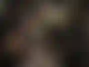 Eine pvc-liebhaberin – ihre göttin kleidet sich ganz in glänzendes schwarzes pvc.