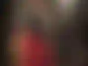 Bbc-pegging in leder und engen roten leggings.