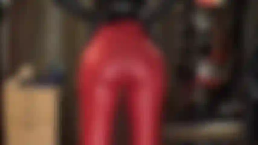 Wichs-ermutigung in engen roten leggings und lederhandschuhen. Bete meinen arsch an und wichse hart.