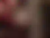 Herrin gewährt einen verführerischen blick zwischen ihre schenkel, bekleidet mit strumpfhosen und strümpfen, beim übereinanderschlagen und entkreuzen der beine …