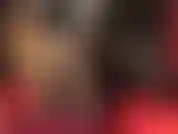 Extrem glänzende goldene strumpfhosenschichten und ein latex-minirock – es kann nie zu glänzend sein! Die herrin hat ihren spaß daran, mit langen nylonbeinen und upskirt-aufnahmen zu necken.