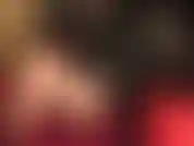 Herrin, hockt in heißen roten satinshorts und pumps und in einem tanga-bodysuit mit glänzenden strumpfhosen und neckt sie mit wundervollen nylonkurven, sexy schenkeln und langen beinen und mit ihrem erstaunlichen runden hintern.