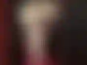 Herrin sieht heiß aus in ihrem ganz weißen, glänzenden latexkleid, den handschuhen und mehreren schichten glänzender strumpfhosen mit weißen absätzen.