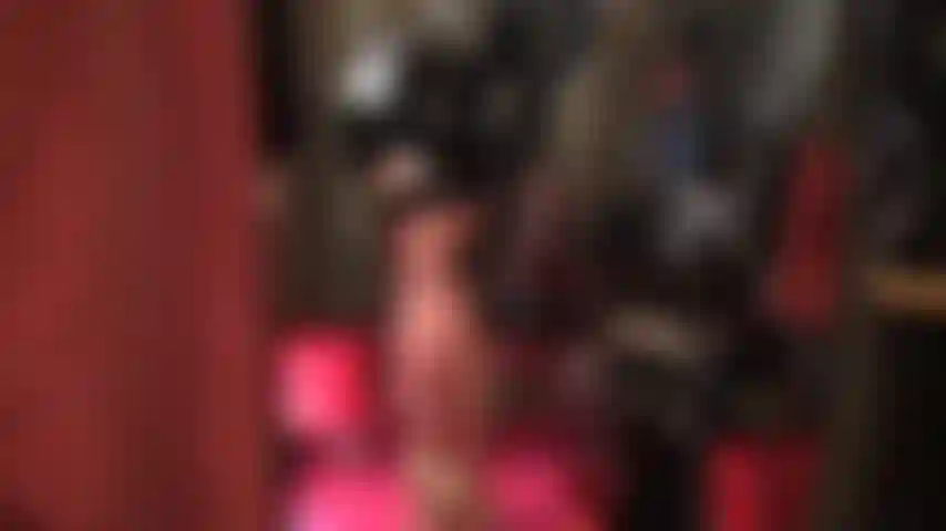 Deine latexgöttin trägt ein glänzendes schwarzes gummioutfit: rock, bluse, handschuhe, höschen und strümpfe. Zuerst ein sexy minirock, dann ein knielanger bleistiftrock. Alles so eng und glänzend!