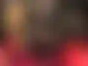 Schwarzes leder, glänzende strumpfhosen, sexy stiefel und ein riesiger schwarzer strapon.