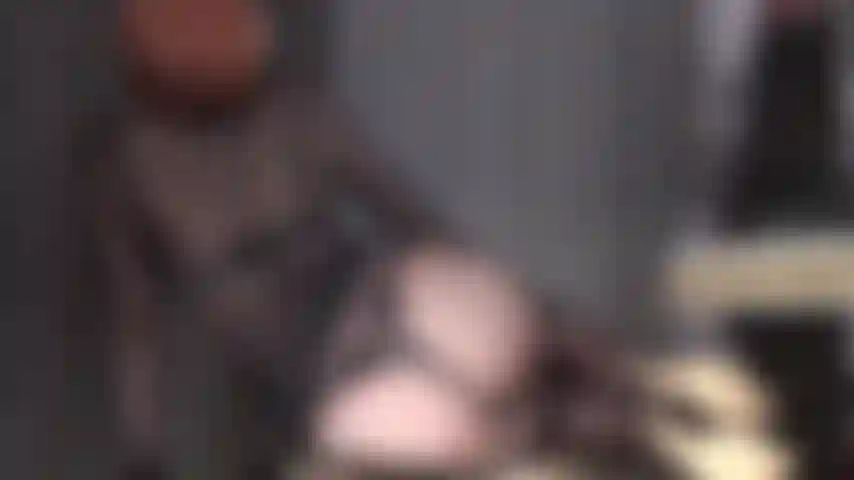 Sinnlichkeit in ganzkörper-nylon – hohe stilettos, lederhandschuhe und erotische kurven, von denen sie ihre augen einfach nicht abwenden können.