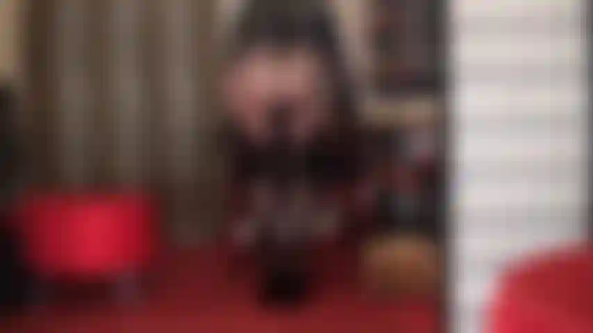 Herrin legt ihre behandschuhten hände um den großen schwarzen schwanz, um seine eier zu entleeren, während sie mit ihren unglaublichen beinen und ihrem hintern in superglänzenden schwarzen strumpfhosen mit ölglanz neckt.