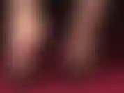 Fußfetischistin – herrin neckt mit ihren wunderbar hohen nackten fußgewölben in schwarzen lederpantoletten.