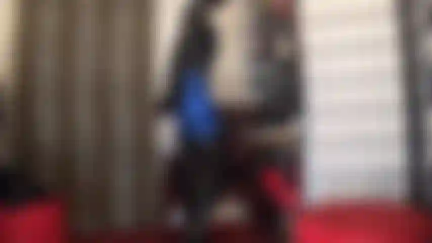 Intensive fetisch-verehrung – herrin vivian ist in extra enges spandex und glänzendes vinyl gekleidet, mit langen schnürstiefeln, korsett, pvc-handschuhen und lycra-kapuze.